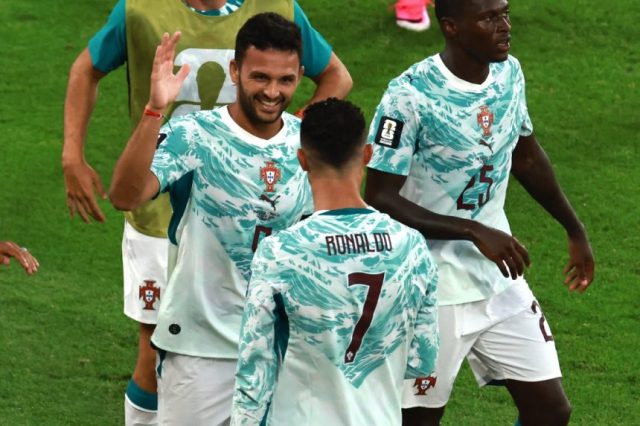 Goncalo-Ramos-Cristiano-Ronaldo-860x573